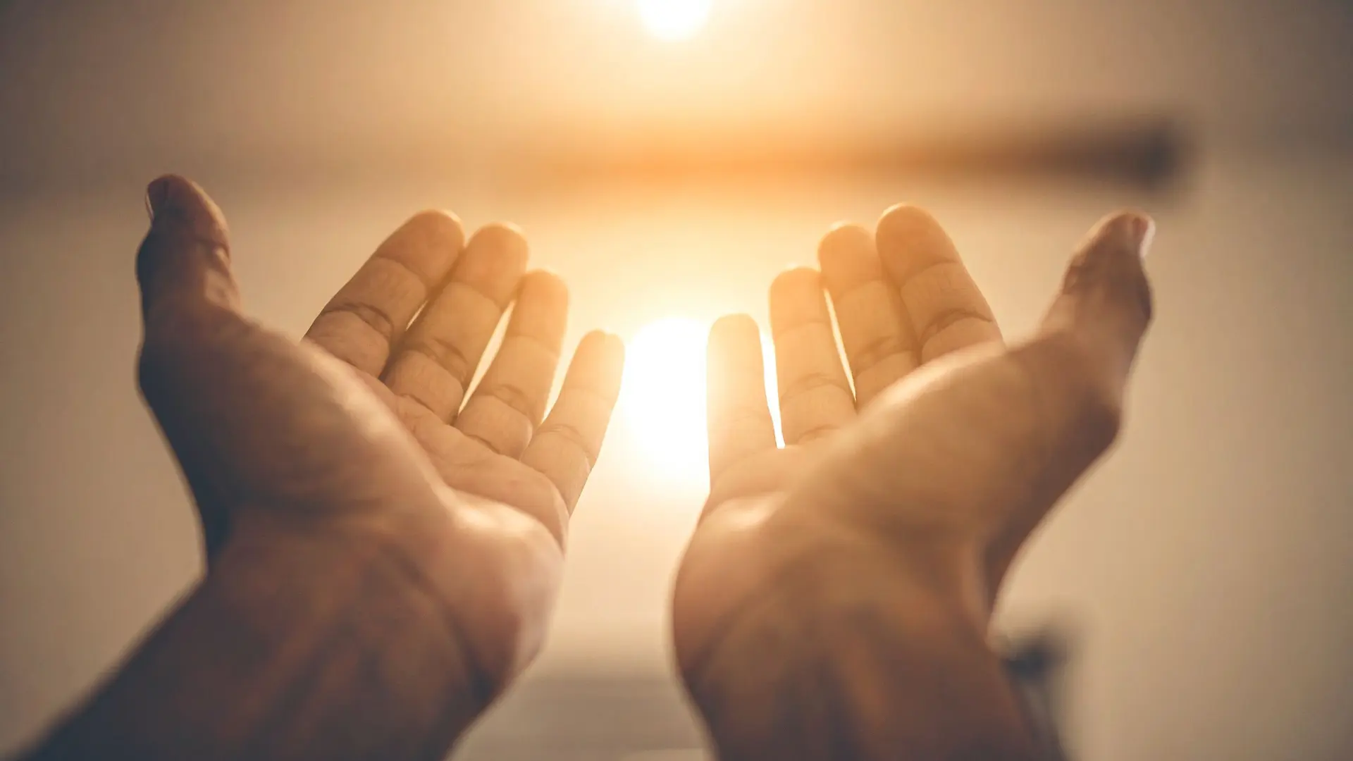 Offene Hände im warmen Licht als Einladung zur Selbstverbindung – reCLAIM your ORIGIN
