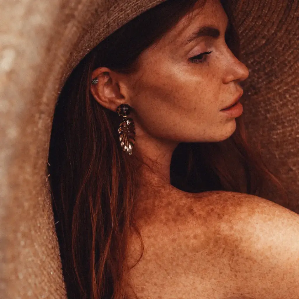 Frau mit Hut blickt in die Ferne – Symbol für innere Rückverbindung und Selbstbegegnung – reCLAIM your ORIGIN