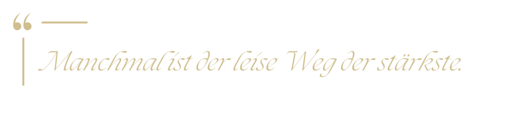 Goldner Schriftzug mit dem Zitat Manchmal ist der leise Weg der stärkste.