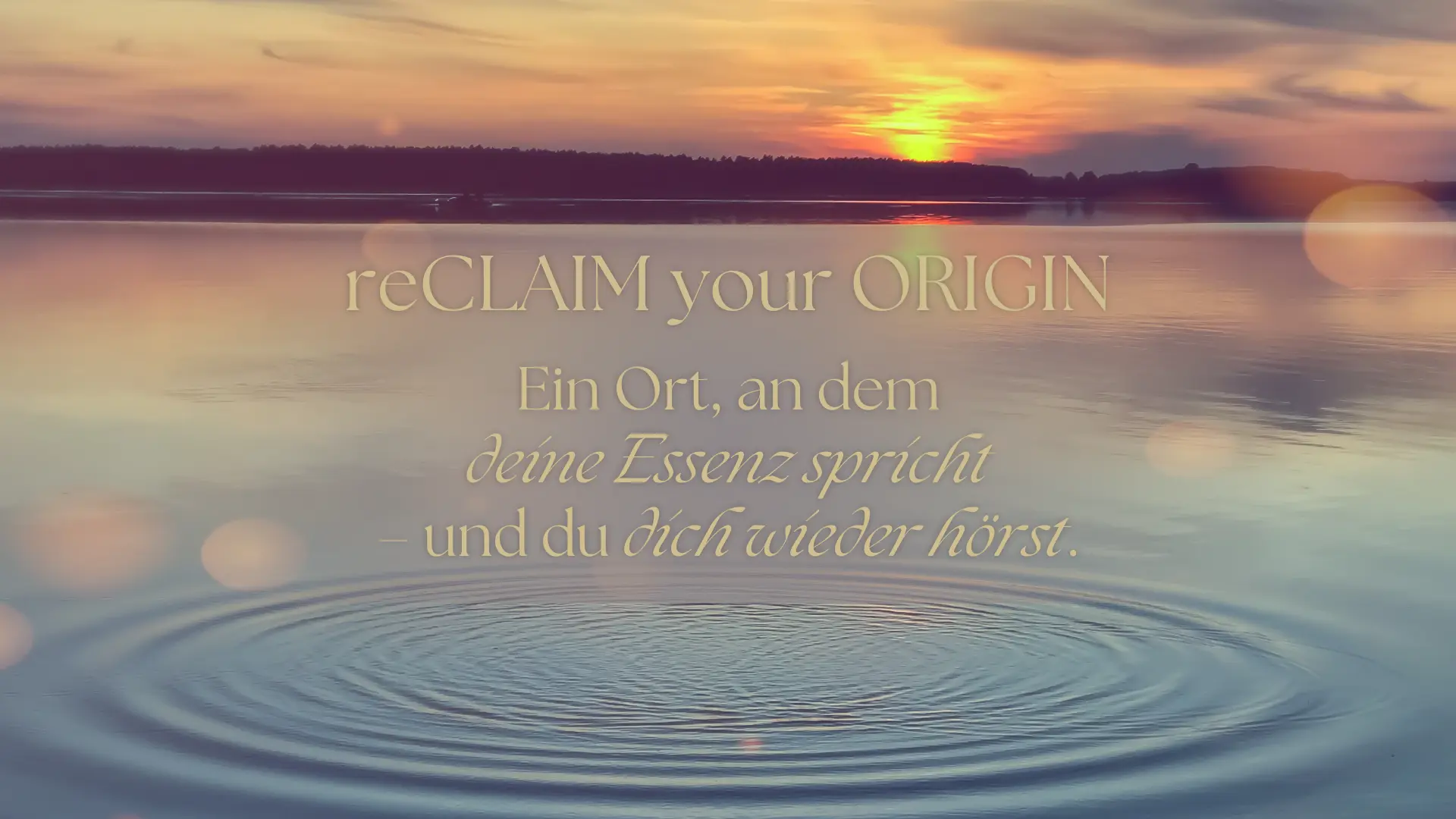 Ruhiger See bei Sonnenuntergang mit Claim ‚Ein Ort, an dem deine Essenz spricht‘ – Startseiten-Header – reCLAIM your ORIGIN